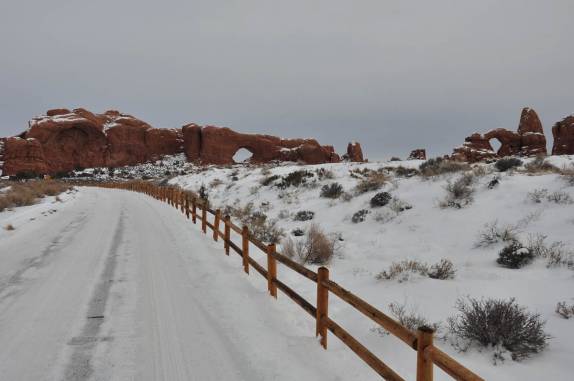 Estrada coberta de neve na chegada à 'Windows Section', um grupo de formações de arcos de pedra no Arches National Park, perto de Moab, em Utah, nos Estados Unidos